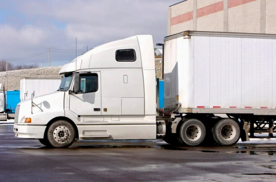 Contrasta baja en cruces con alza en recaudación aduanera