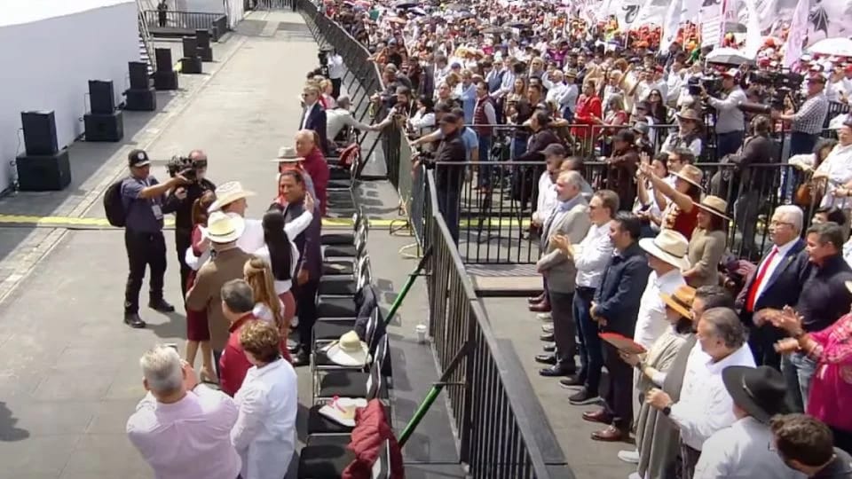 Encierra Sheinbaum a su propio bloque en festejo del Zócalo