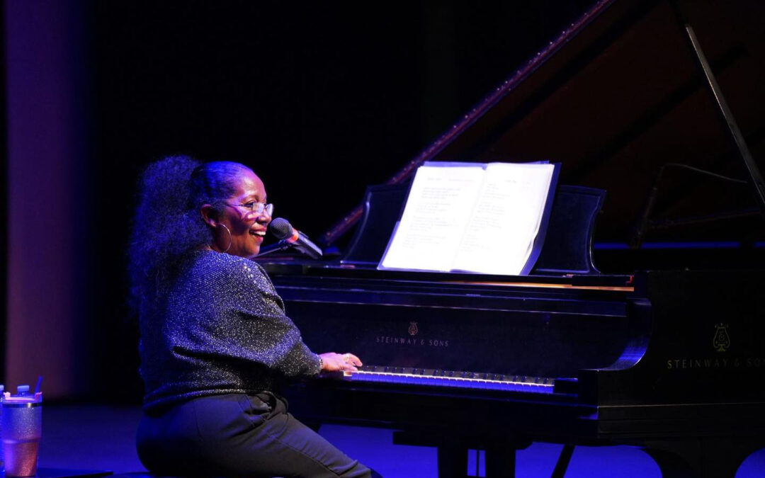 Cautiva Argelia Fragoso al público de Nuevo Laredo