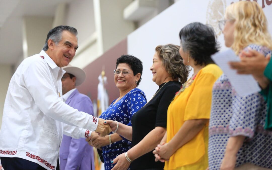 Entrega Américo tarjetas de Pensión Mujeres Bienestar