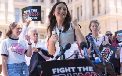 Lanza Gina Hinojosa candidatura para gobernadora de Texas