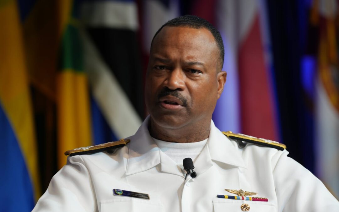 Renuncia almirante Alvin Holsey en medio de tensiones