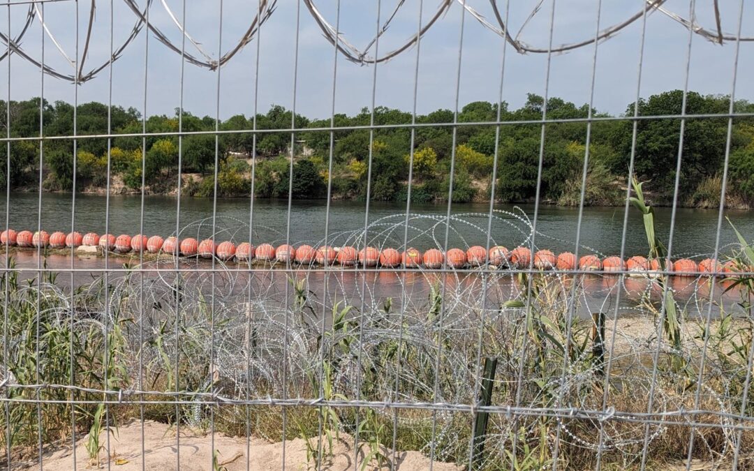 Instala Patrulla Fronteriza cerco metálico en Presidio, Texas