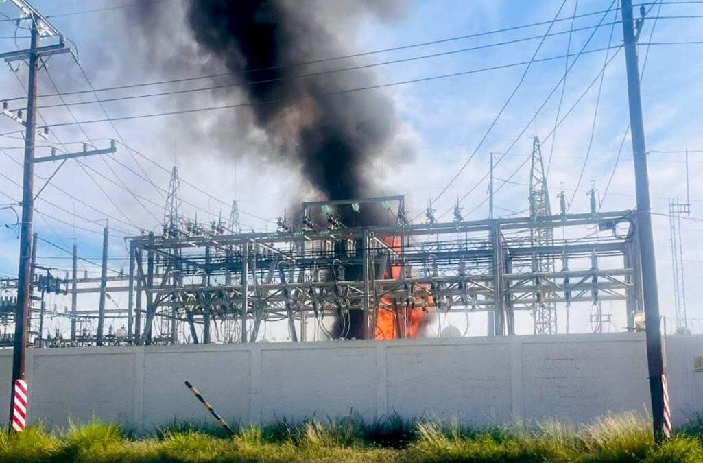Arde subestación eléctrica y deja sin luz ni agua al sur de Nuevo Laredo
