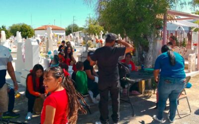 Honra Nuevo Laredo a sus muertos entre flores, música y tradición