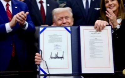 Reactiva Trump al gobierno federal tras firmar la ley de financiación