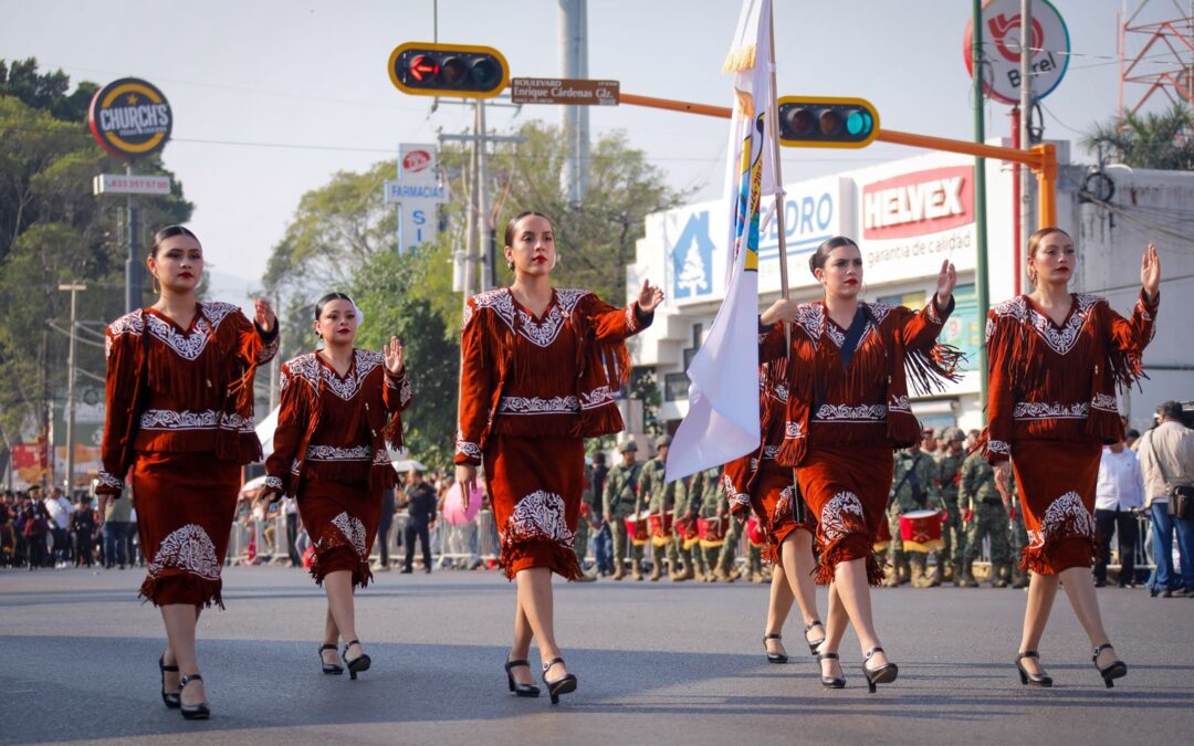 Desfilan miles de jóvenes en el 115 aniversario de la Revolución Mexicana