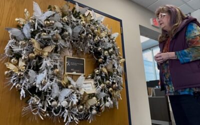 Honra TxDOT a víctimas viales con conmovedor tributo artesanal