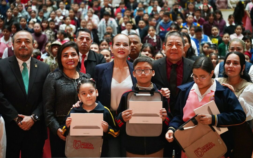 Impulsa Carmen Lilia Canturosas Educación con Entrega de Tabletas a Estudiantes