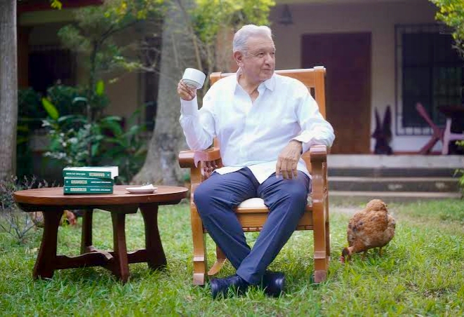 Reaparece López Obrador y advierte posible regreso