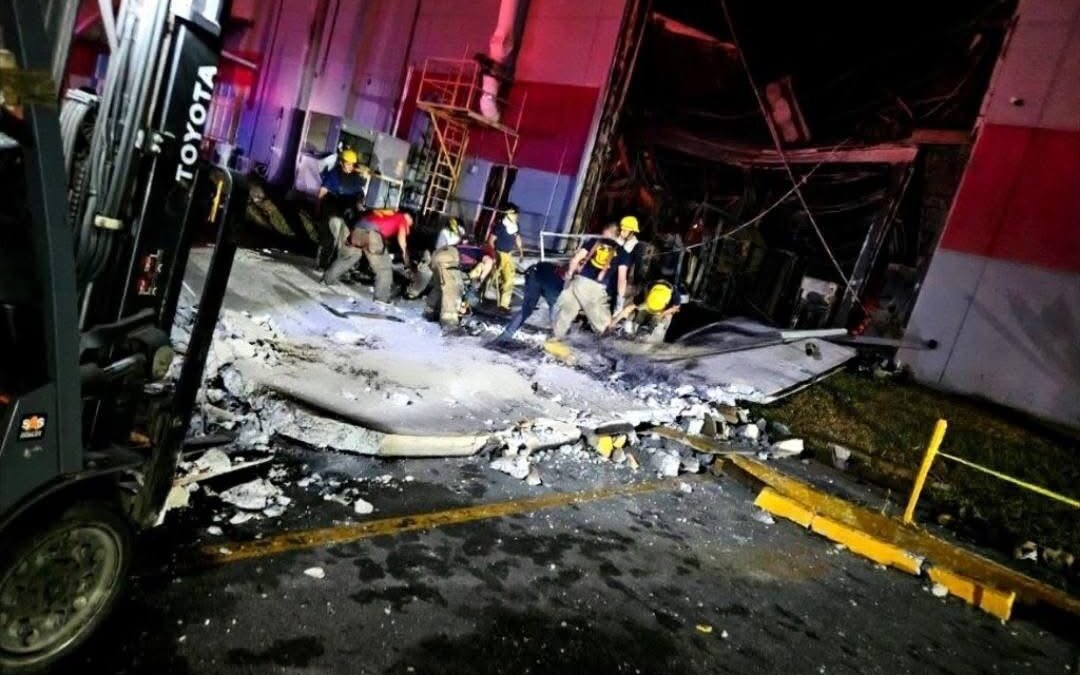 Mueren Bomberos al Colapsar Estructura