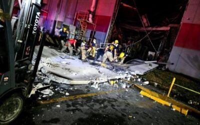 Mueren Bomberos al Colapsar Estructura