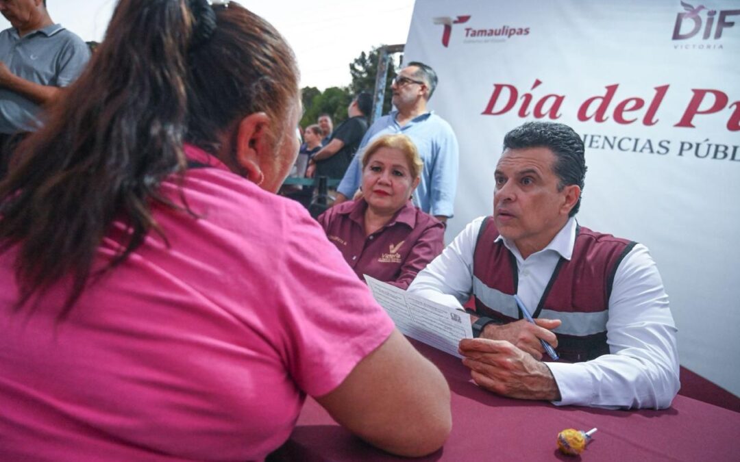 Disfrutan Lalo y Lucy Día del Pueblo con Vecinos de la Nacozari