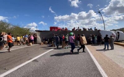 Vuelca Tractocamión con Cerveza y Desata Rapiña en Campeche… Hasta los «Polis»