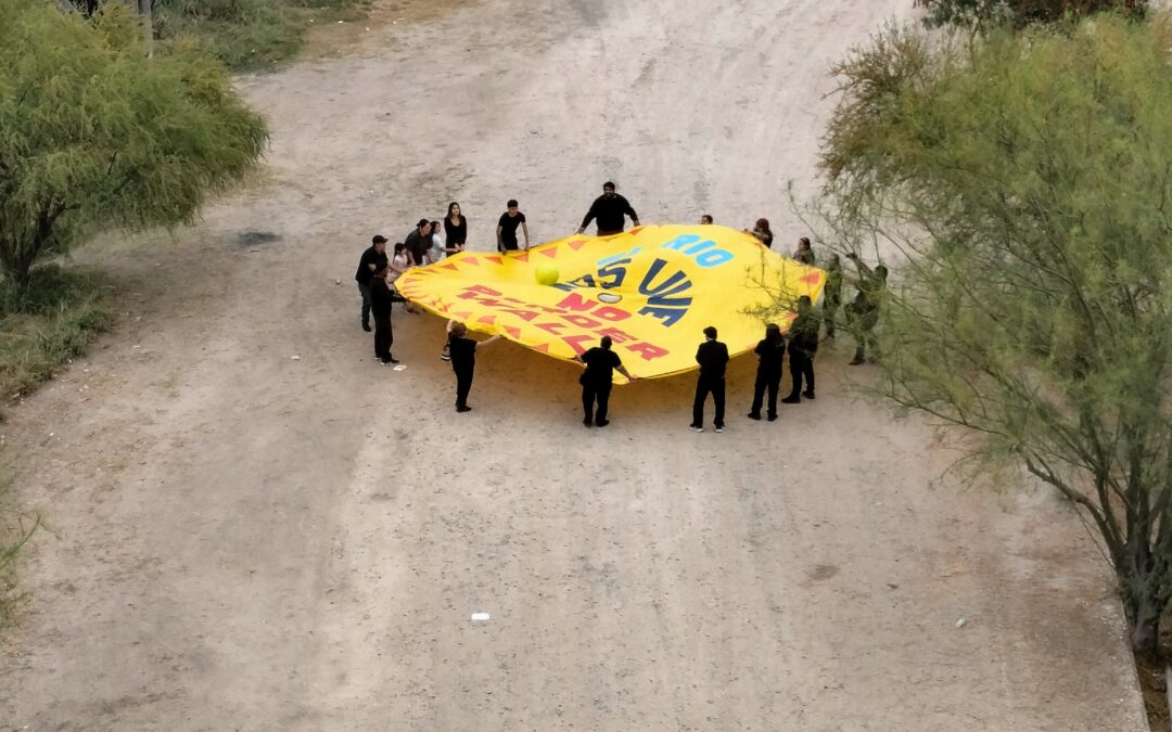 Protestan Contra Muro Fronterizo Durante Ceremonia del Abrazo en Laredo