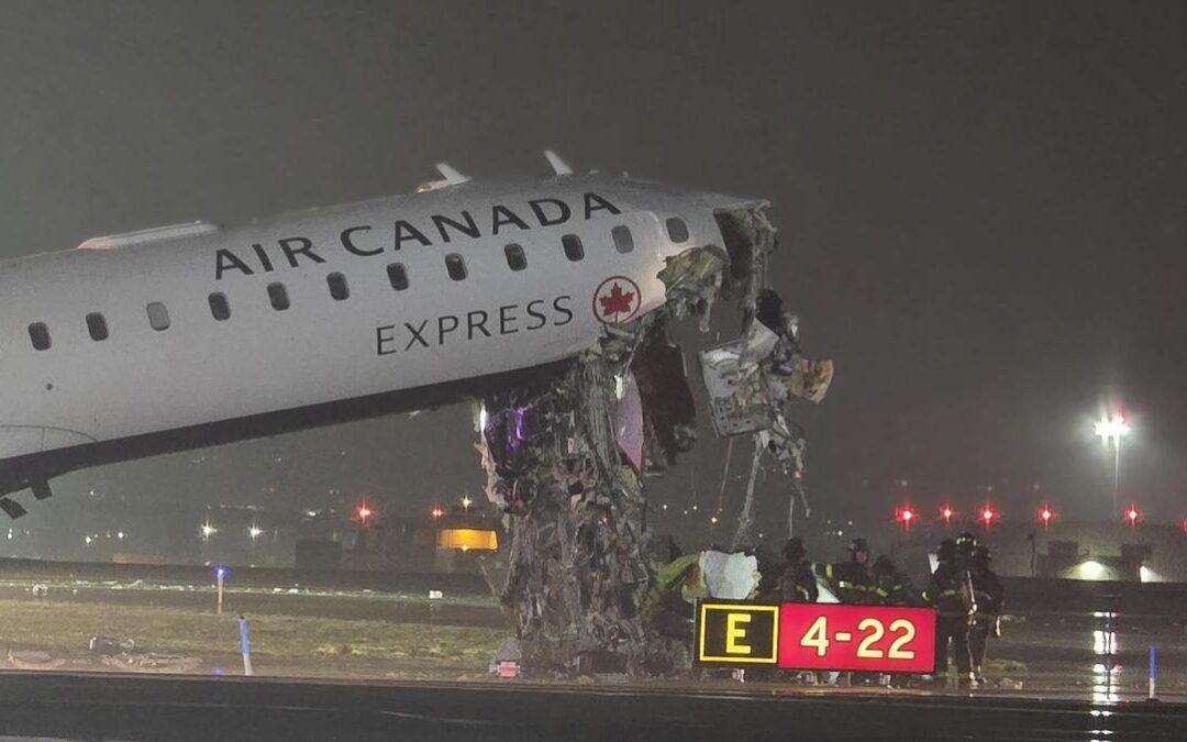 Mueren Dos por Colisión de Avión en La Guardia