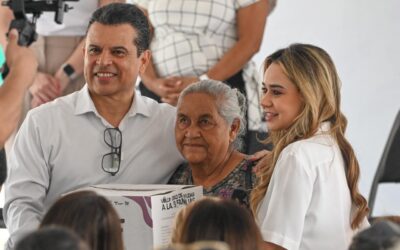 Entregan Lucy y Lalo Insumos Alimentarios