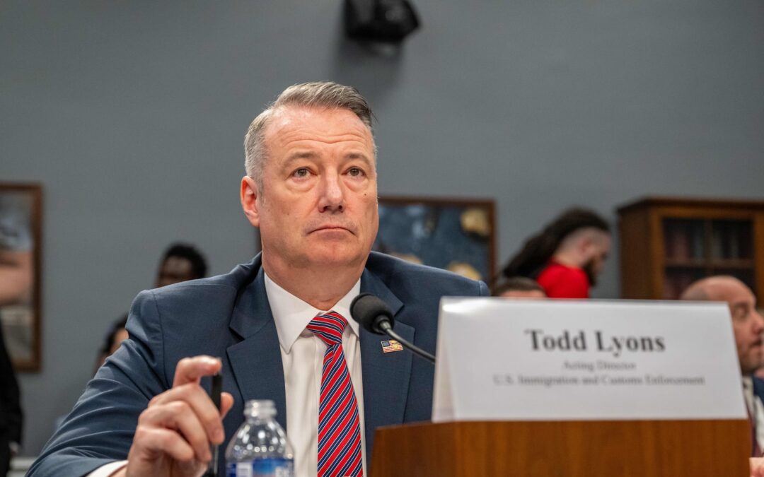 Dimite Director del ICE