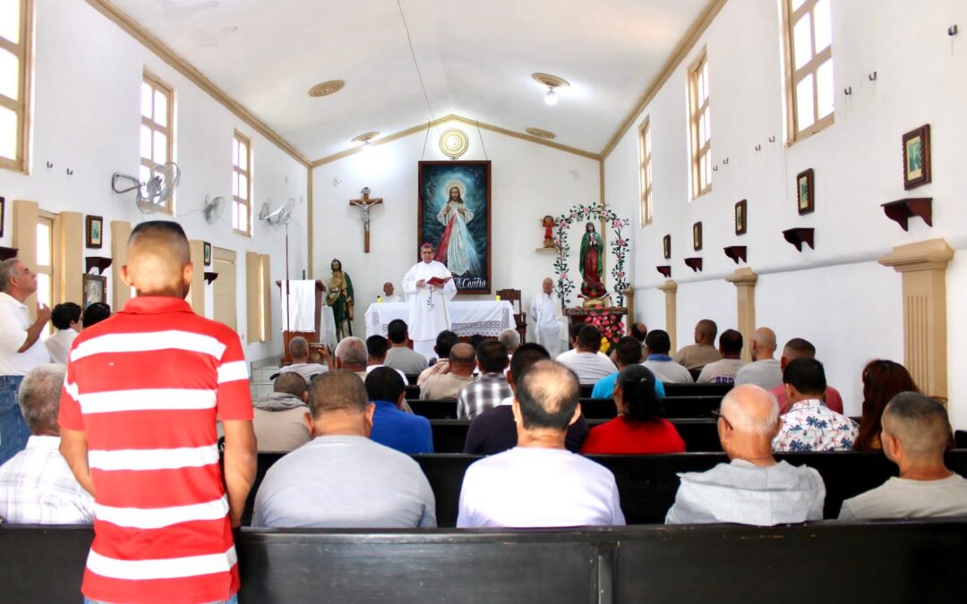 Lleva Obispo Lerma Martínez Esperanza al Cereso en Jueves Santo