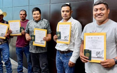 Entrega STPS Sobres de Viaje a Tamaulipecos que Trabajarán en Programa Agrícola en Canadá