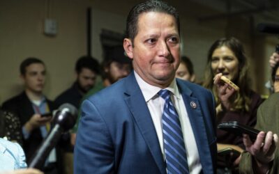Revelan Mensajes Comprometedores de Congresista Tony Gonzales