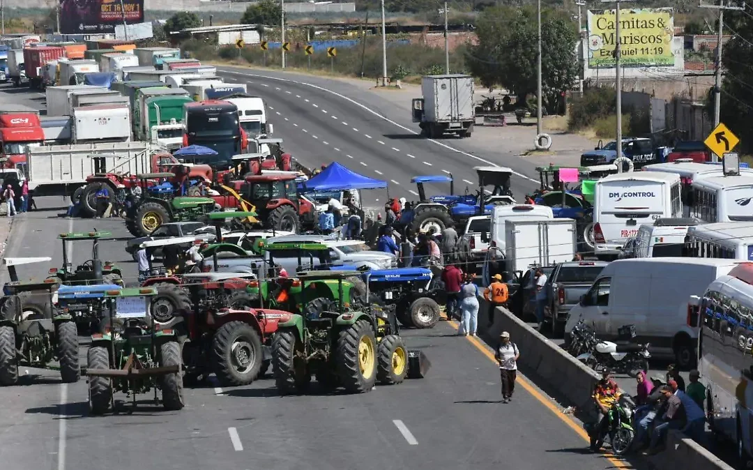 Bloquean Carreteras en 17 Estados por Exigencias de Seguridad y Apoyos