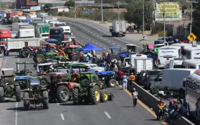 Bloquean Carreteras en 17 Estados por Exigencias de Seguridad y Apoyos