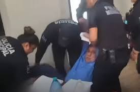 Desalojan  en Piedras Negras por la Fuerza a ex Funcionario Tras Atrincherarse en Oficina
