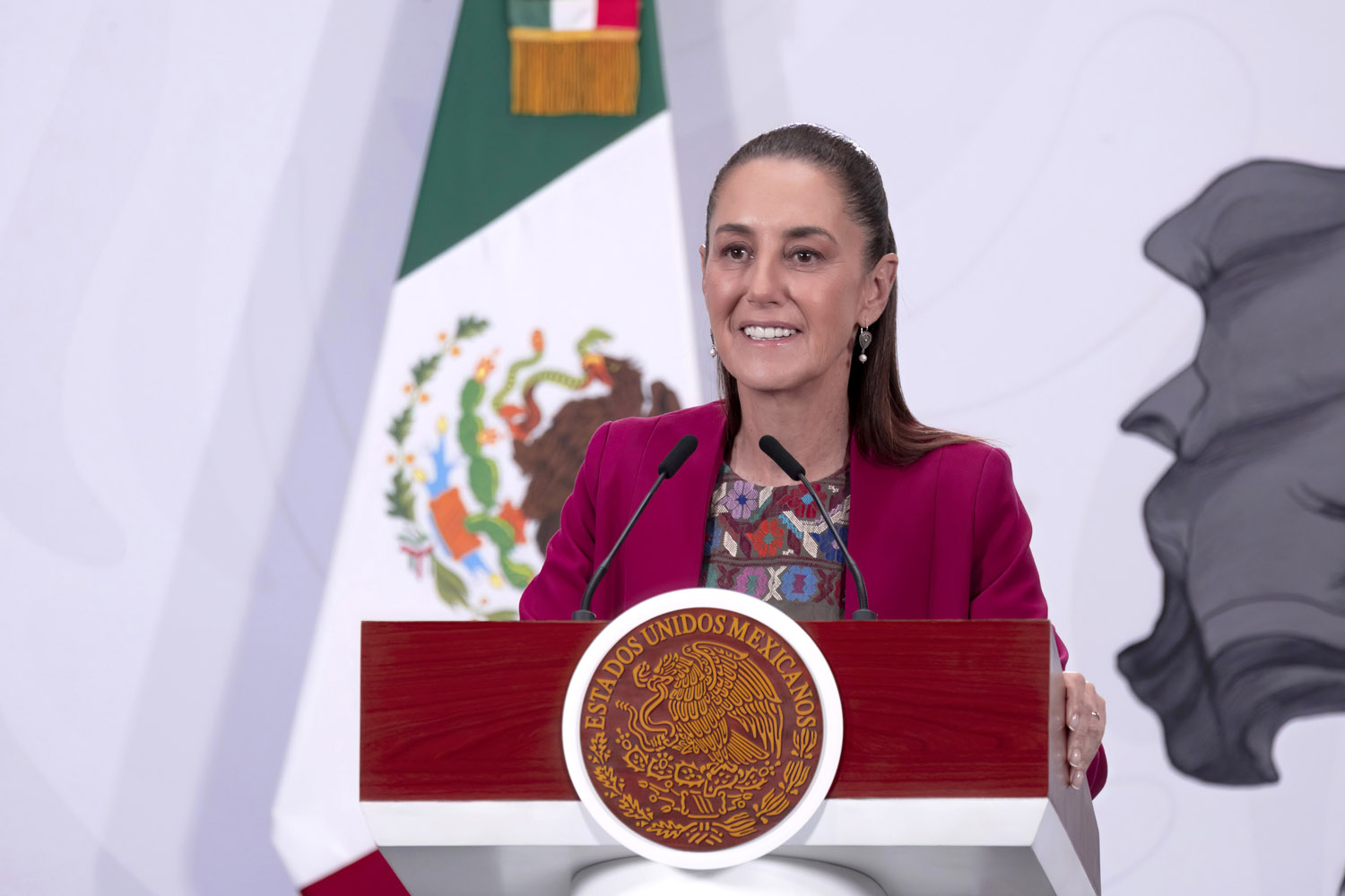2026-05-13_Conferencia_de_prensa_matutina_-_Palacio_Nacional_03_JCB