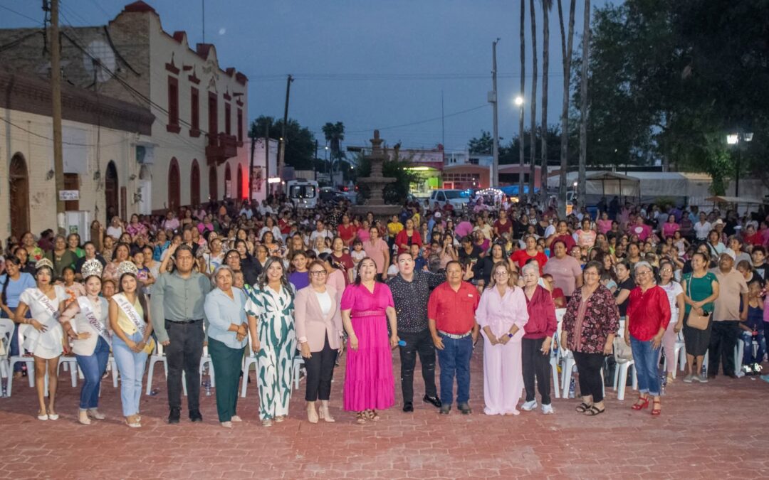 Festejan a Madres Camarguenses con Música y Regalos