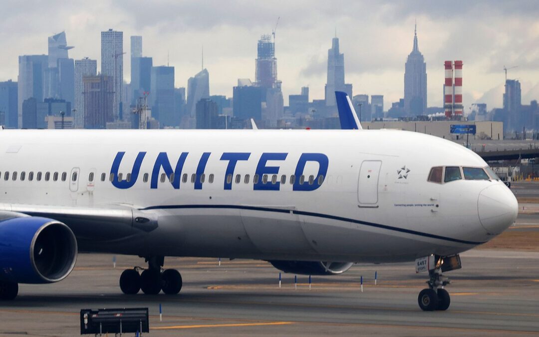 Impacta avión de United a camión en autopista durante aproximación en Newark