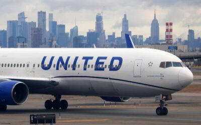 Impacta avión de United a camión en autopista durante aproximación en Newark