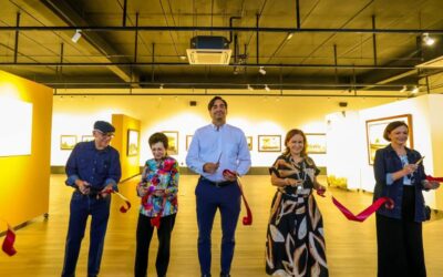 Cortó Carlos Peña Ortiz Listón de Obra Pictórica de Mángeles Barocio