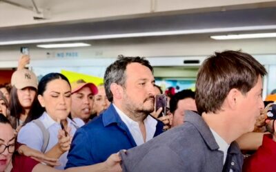 Protestan Contra Andy López en Aeropuerto de Chihuahua