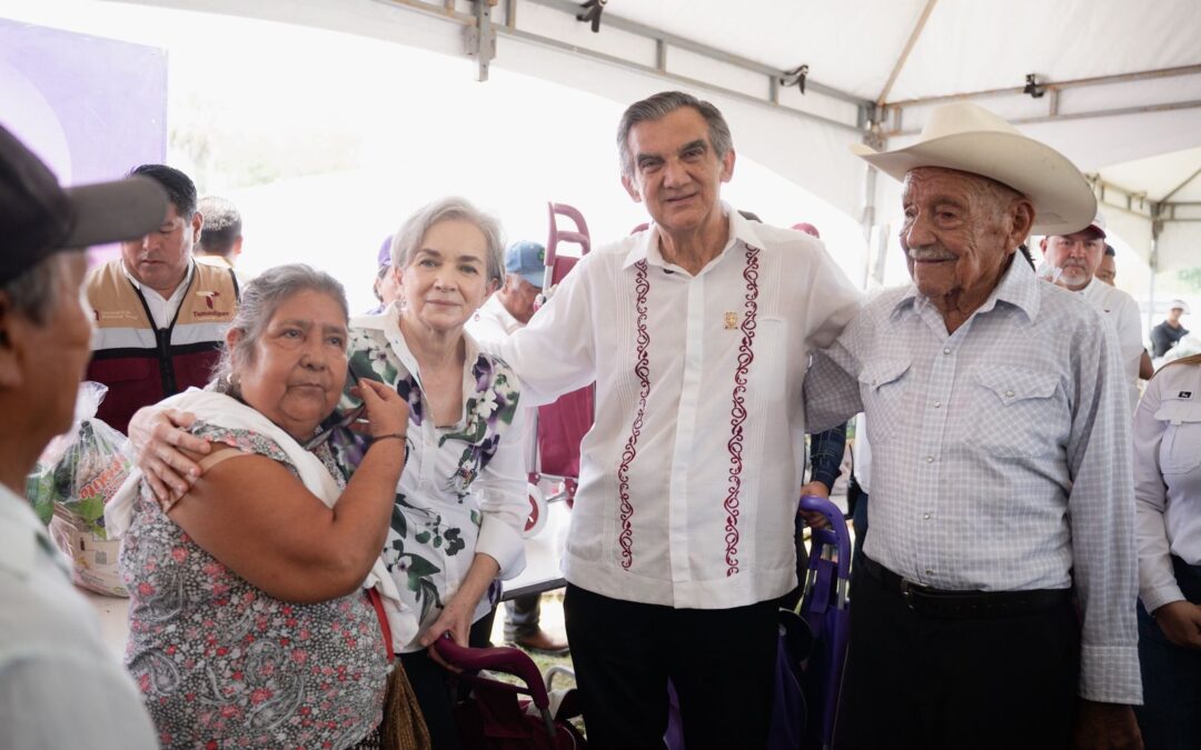 Américo y María de Villarreal Llevan Apoyos a Familias de Antiguo Morelos