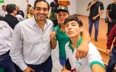 Dialogó Carlos Peña Ortiz con Estudiantes de la Universidad Valle del Bravo