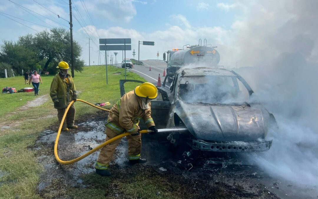 Arde camioneta en Carretera a Matamoros