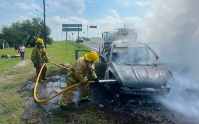 Arde camioneta en Carretera a Matamoros