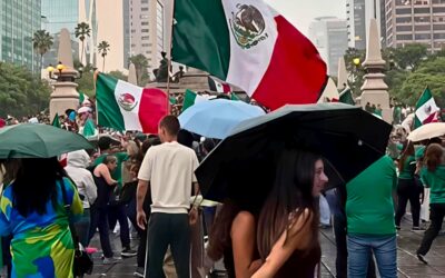 Bajo la Lluvia, una Marea Verde Tomó el Ángel Para Celebrar Triunfo del Tri