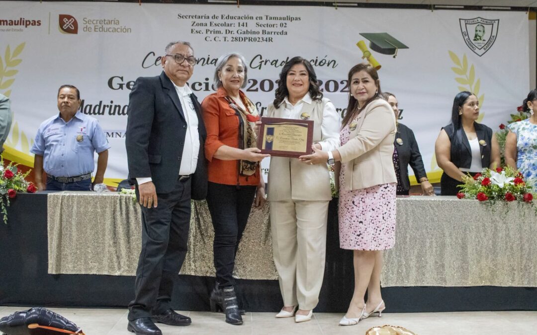 Entrega Alcaldesa Ernestina Perales Reconoce a Graduados de Primaria Gabino Barreda