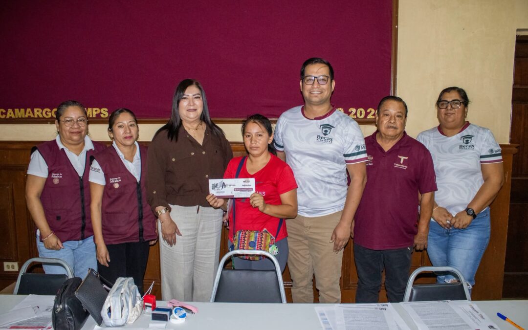 Entregan Becas a Familias Camarguenses
