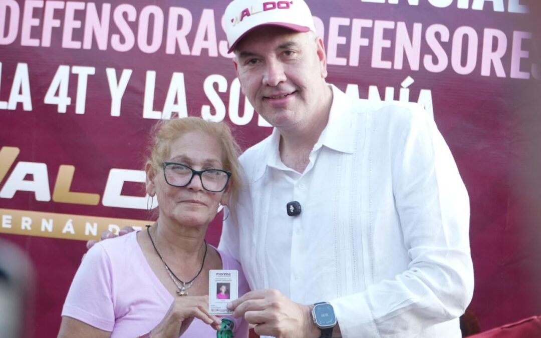 Entrega Waldo 400 credenciales a defensores de la 4T