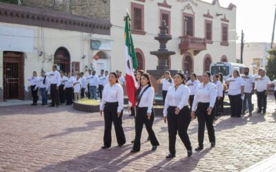 Honores a los símbolos patrios marcan el regreso a labores en Camargo
