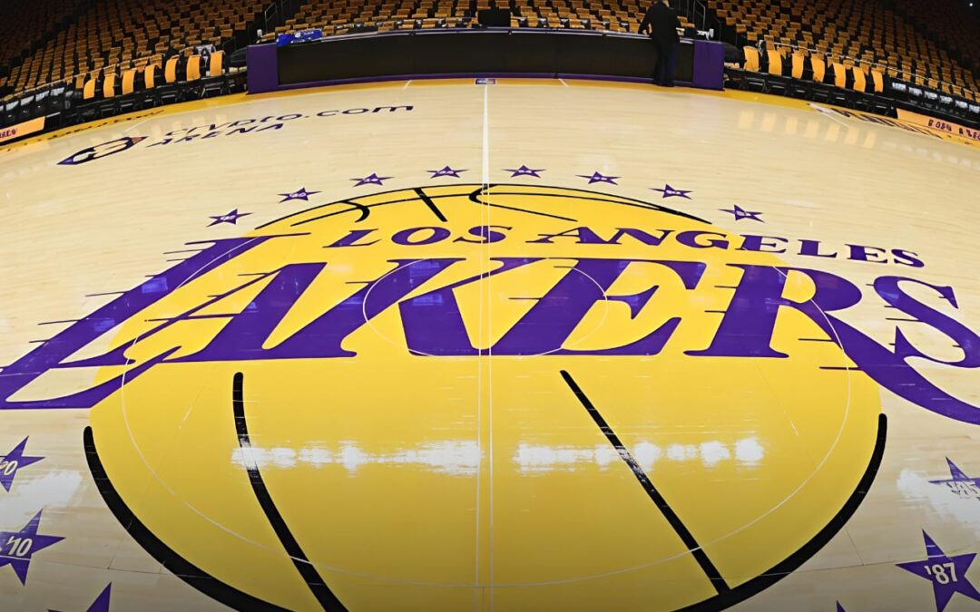 Cambian Lakers de manos