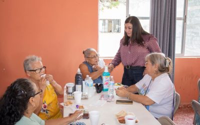 Acompaña Ernestina Perales a Adultos Mayores en Reunión