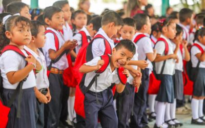 Entregó Carlos Peña Ortiz Mochilas a Estudiantes de la Primaria Lucio Blanco en Pirámides