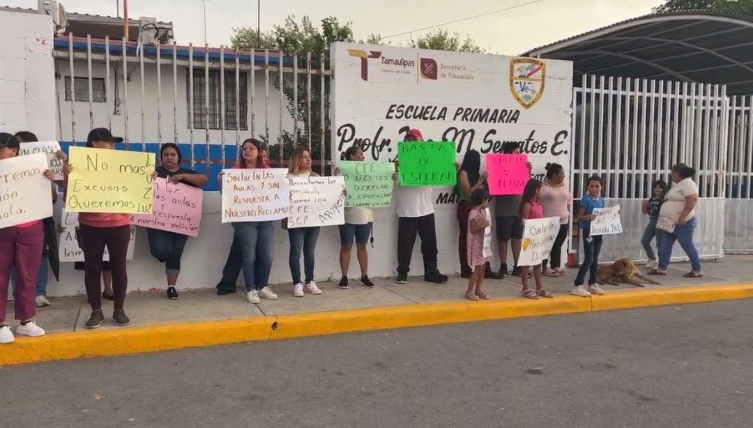 Protestan Padres de familia por Falta de Electricidad en primaria José M. Serratos