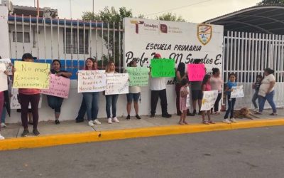 Protestan Padres de familia por Falta de Electricidad en primaria José M. Serratos