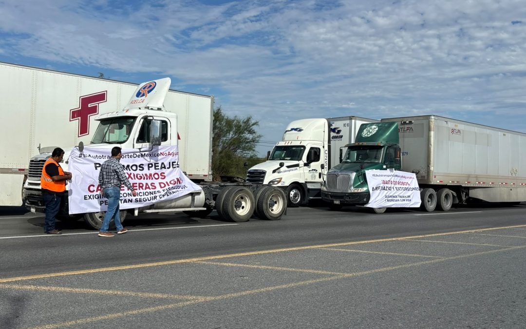 Bloquean transportistas acceso a Nuevo Laredo; estalla protesta nacional